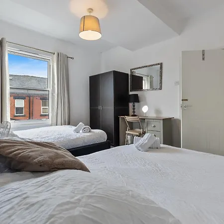 Apartment Stylish 2-bedroom In Ls12, Perfect For Contractors & Extended Stays-f&k Leeds (West Yorkshire)