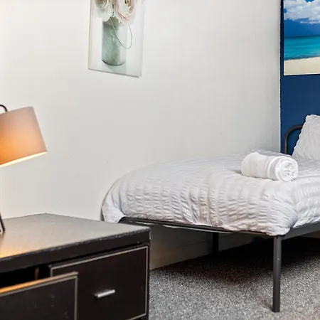 Apartment Stylish 2-bedroom In Ls12, Perfect For Contractors & Extended Stays-f&k *