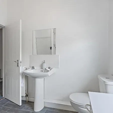 Stylish 2-bedroom In Ls12, Perfect For Contractors & Extended Stays-f&k Apartment