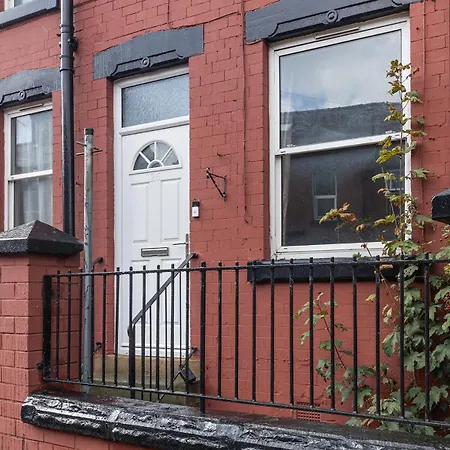 Stylish 2-bedroom In Ls12, Perfect For Contractors & Extended Stays-f&k Apartment *
