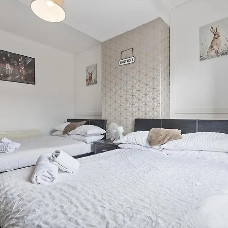 Stylish 2-bedroom In Ls12, Perfect For Contractors & Extended Stays-f&k 아파트 *