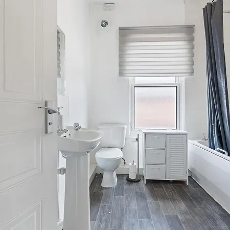 아파트 Stylish 2-bedroom In Ls12, Perfect For Contractors & Extended Stays-f&k *