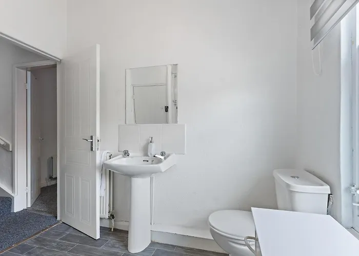 Stylish 2-bedroom In Ls12, Perfect For Contractors & Extended Stays-f&k アパート